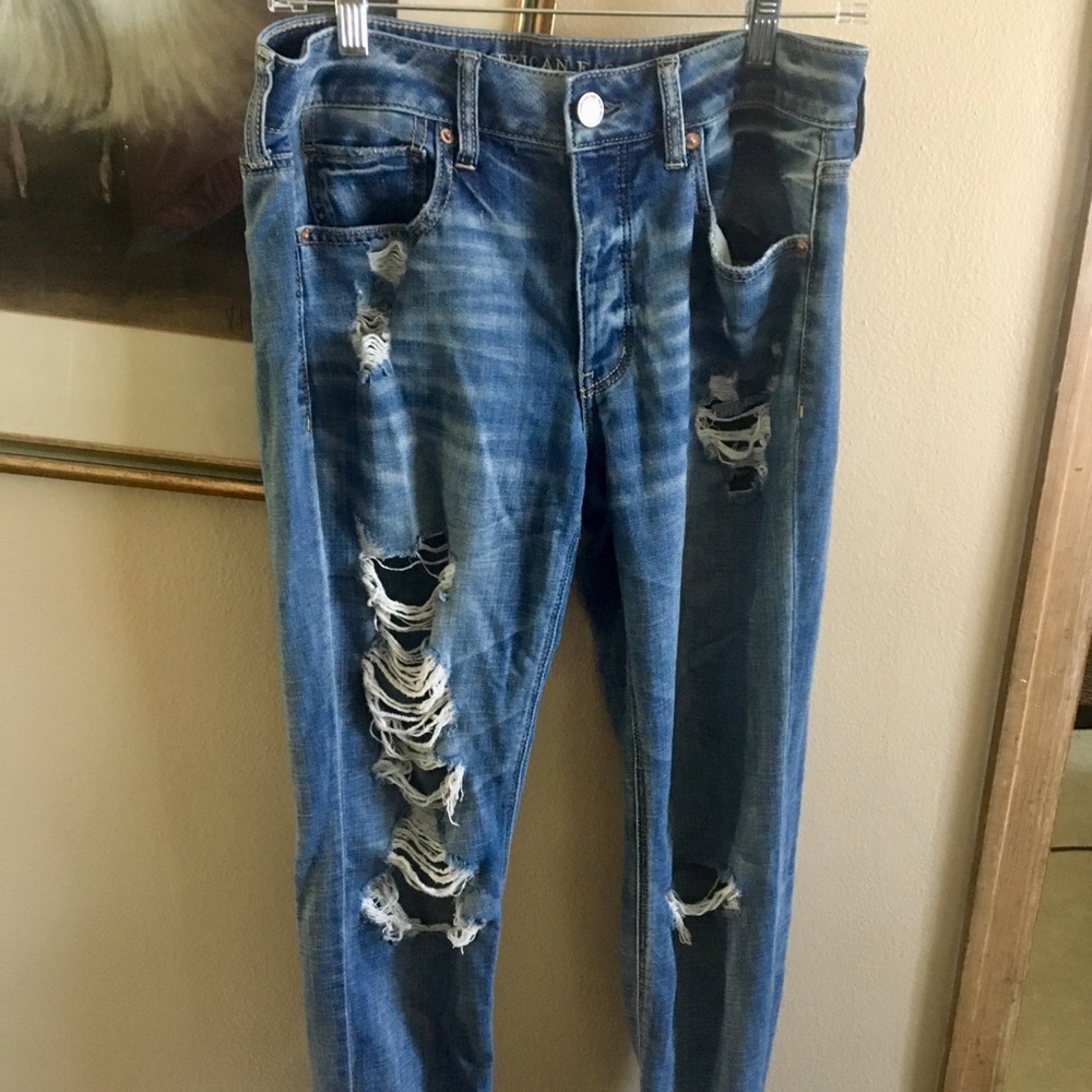 Distressed American Eagle Tom girl jeans